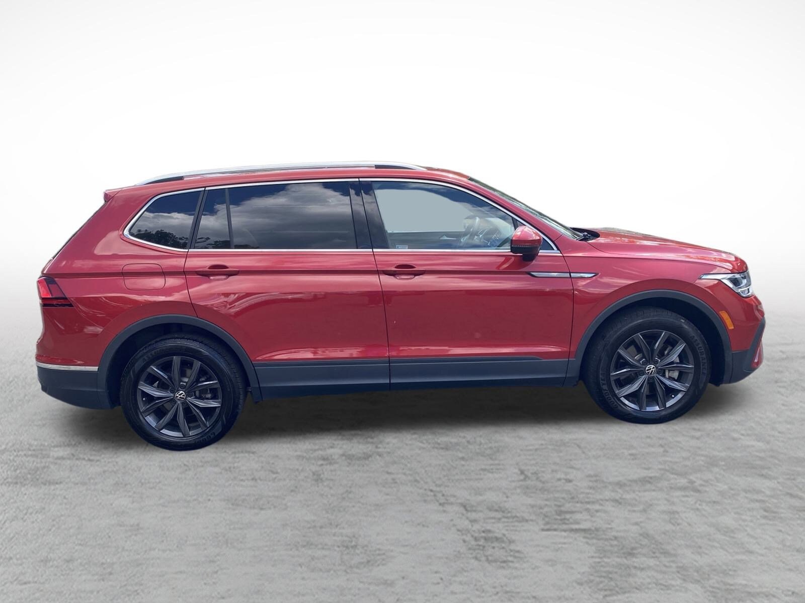 2023 Volkswagen Tiguan SE photo 2