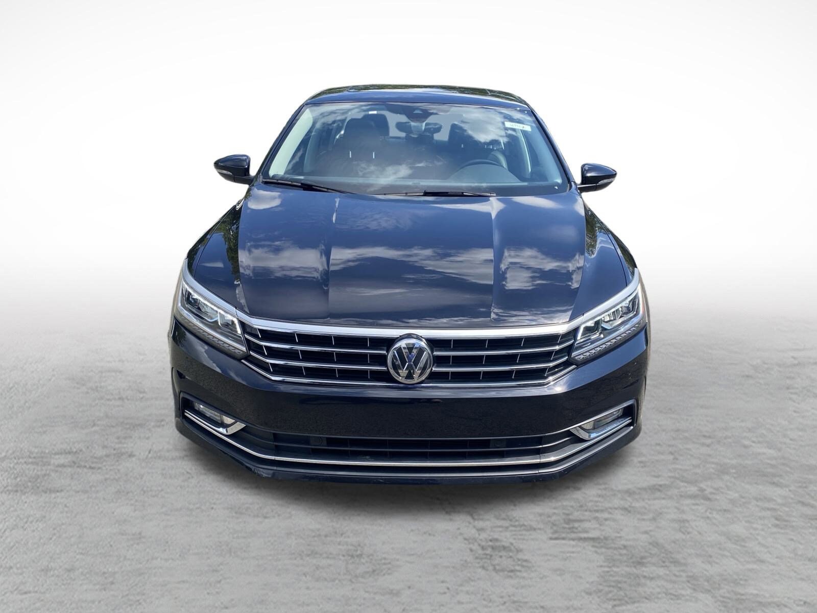 2018 Volkswagen Passat 2.0T SEL Premium photo 2