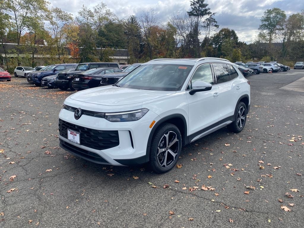 New 2025 Volkswagen Tiguan 2.0T SE SUV
