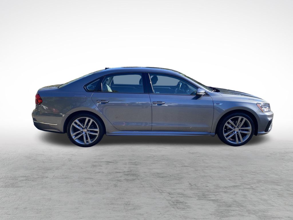 2018 Volkswagen Passat S R-Line photo 4