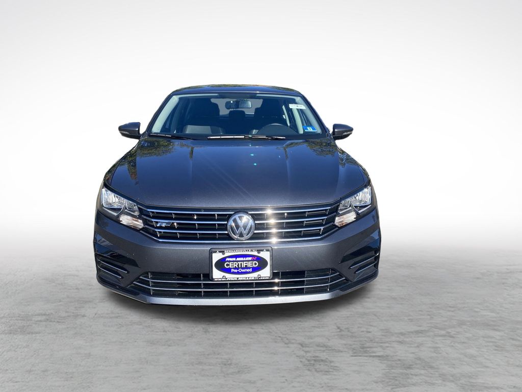 2018 Volkswagen Passat S R-Line photo 2