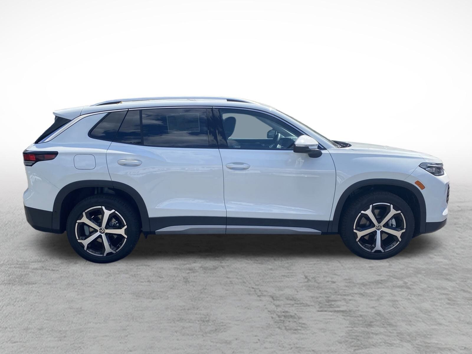 2025 Volkswagen Tiguan SE photo 4