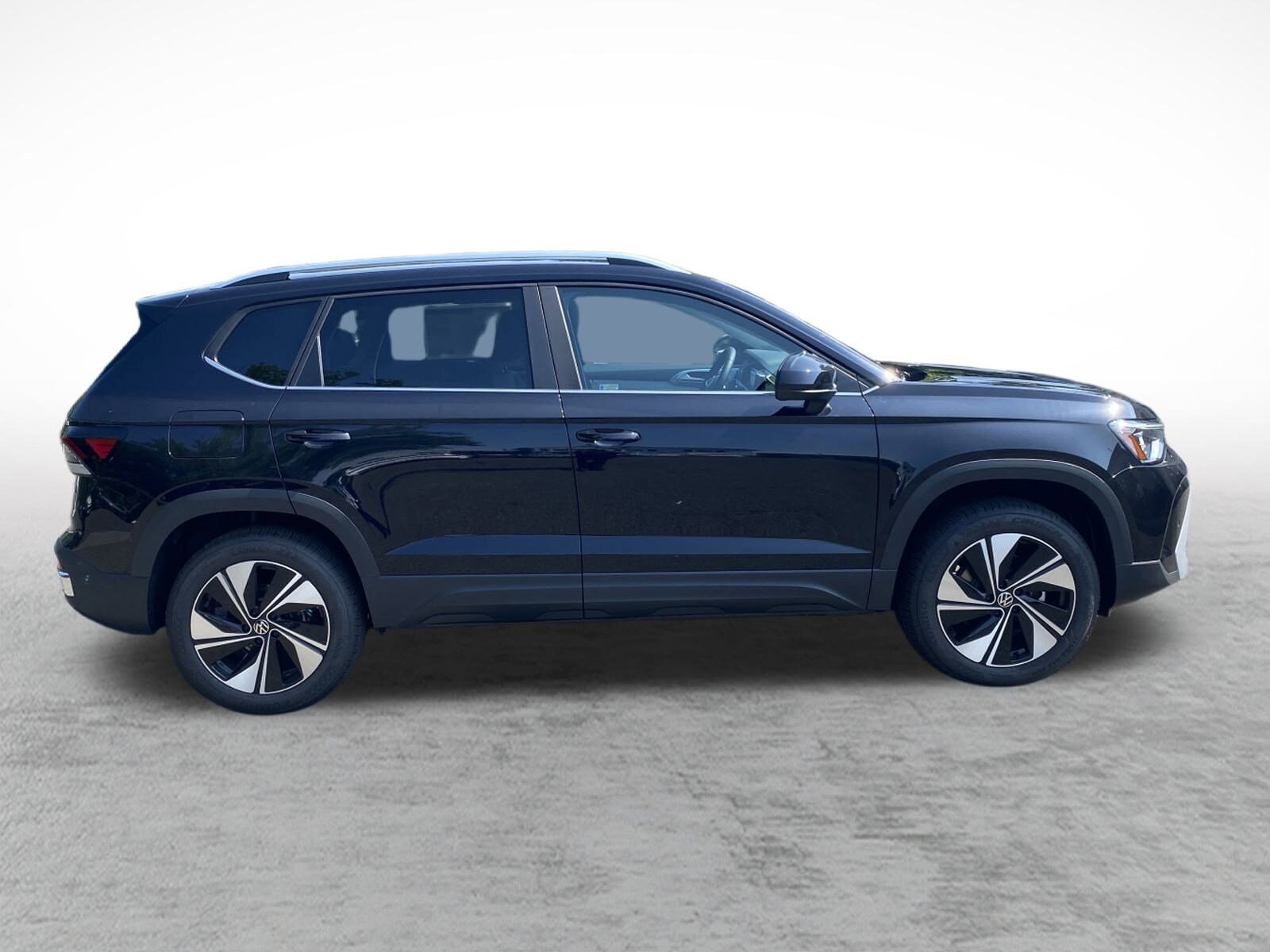 2025 Volkswagen Taos SE photo 3