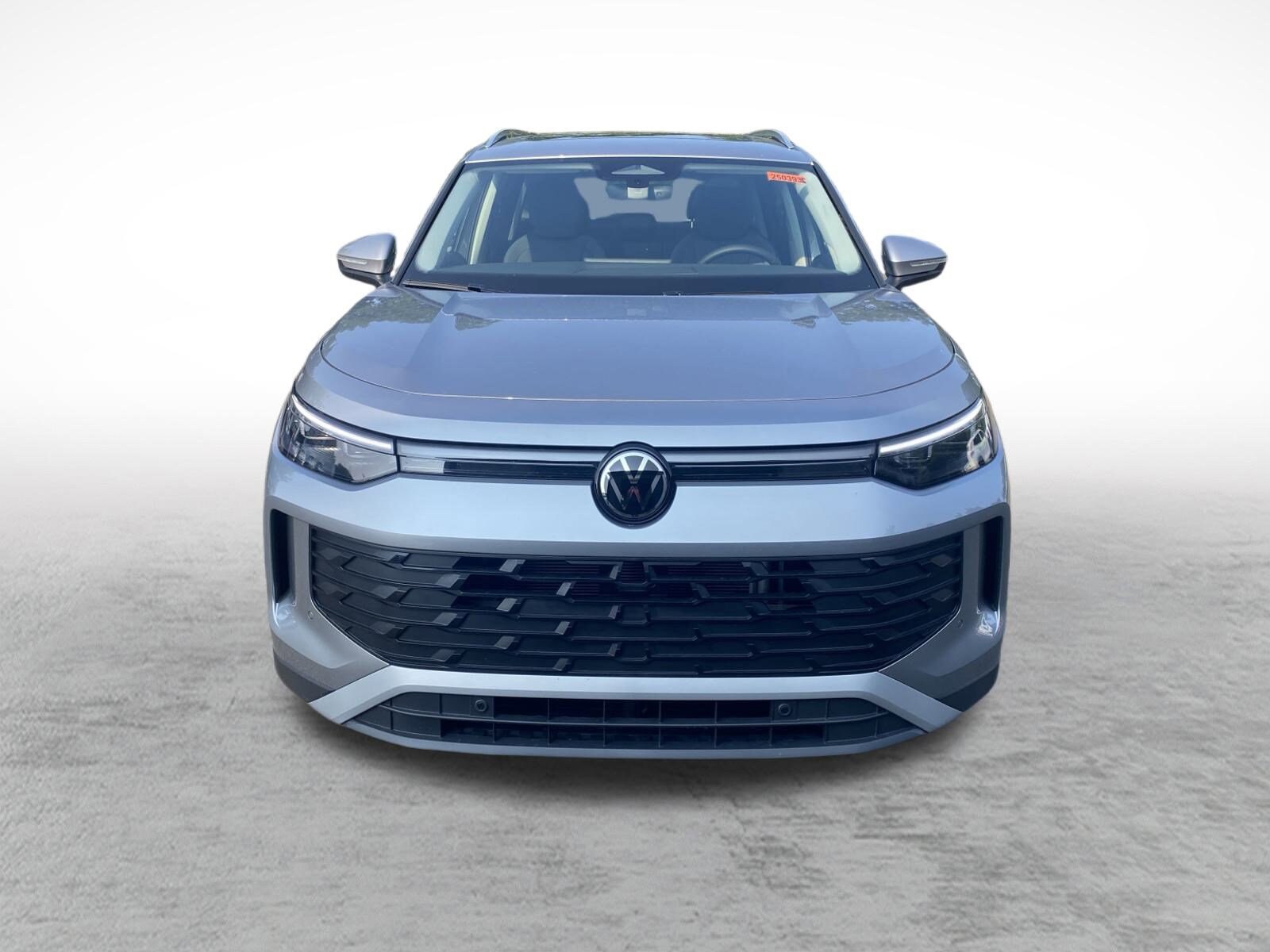 2025 Volkswagen Tiguan SE photo 3