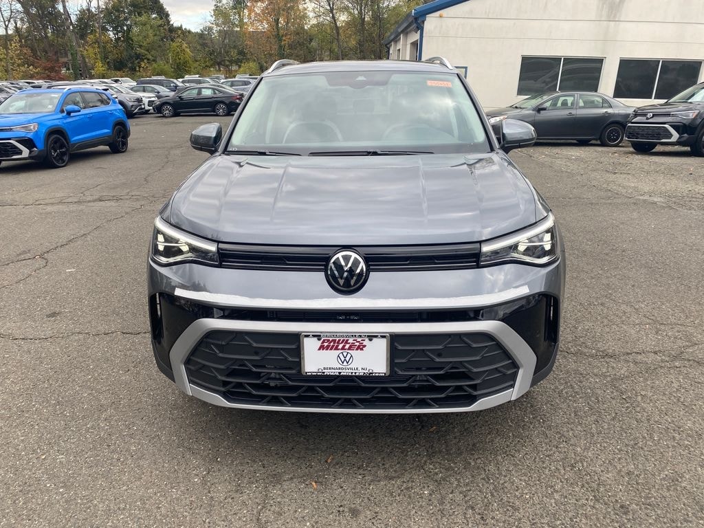 New 2025 Volkswagen Taos 1.5T SE SUV