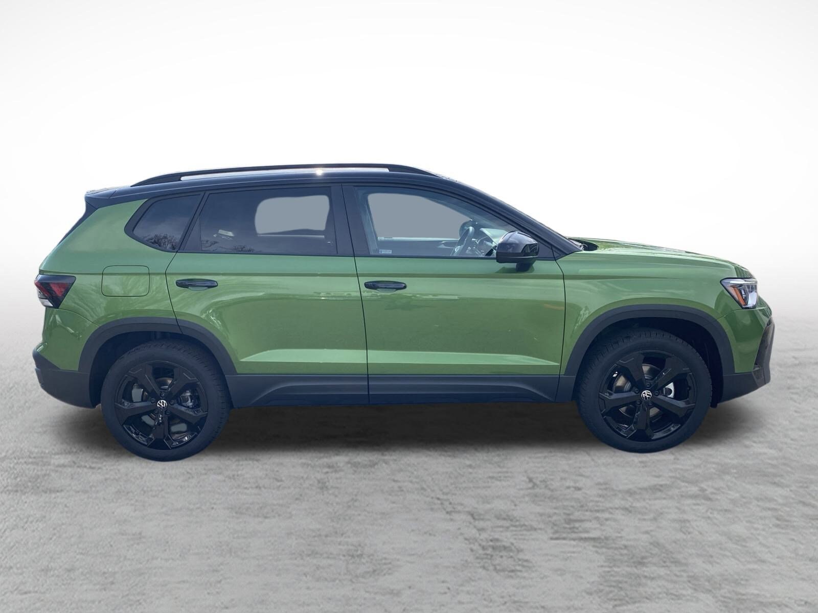 2025 Volkswagen Taos SE photo 4