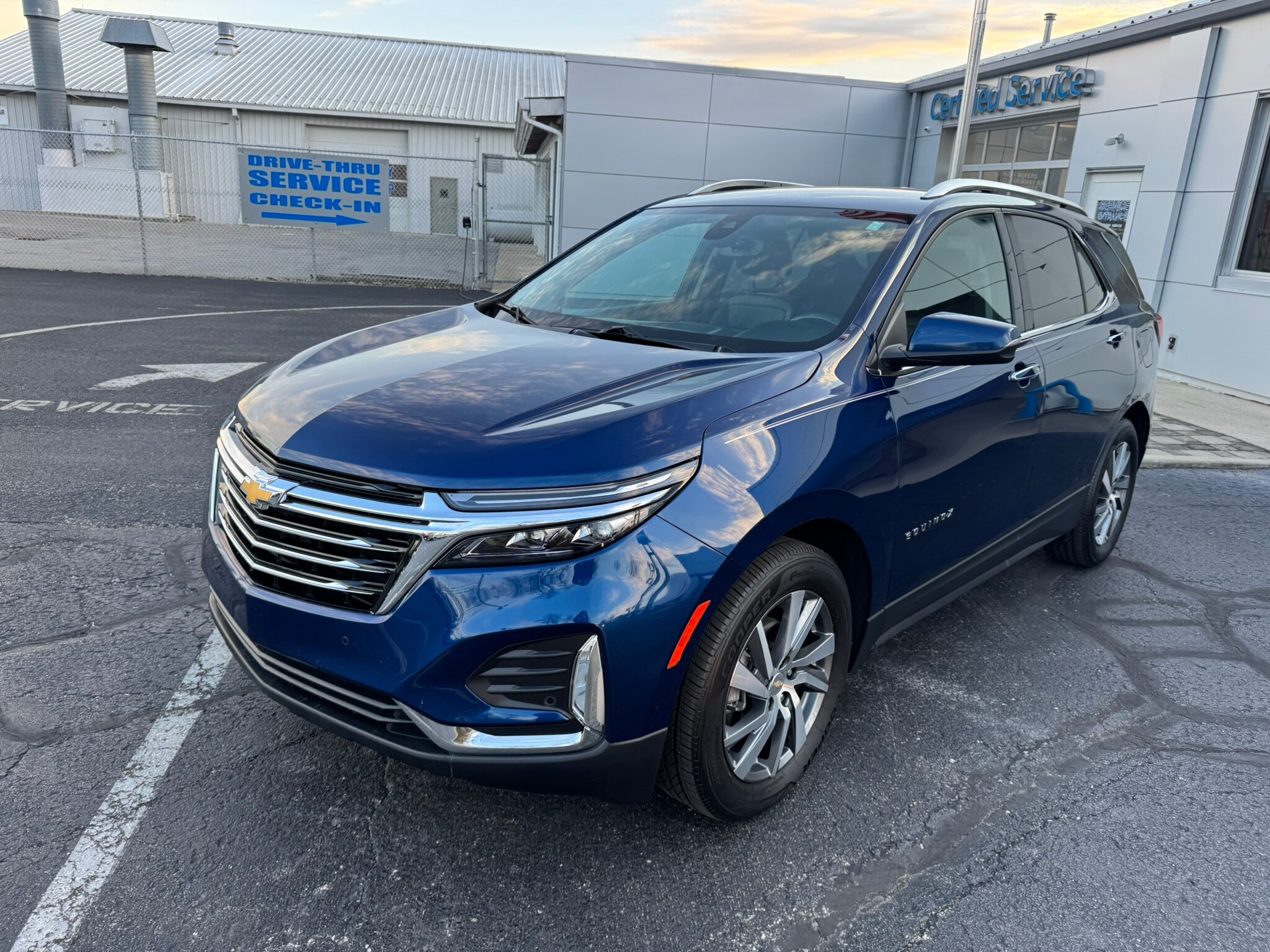 2022 Chevrolet Equinox Premier photo 2