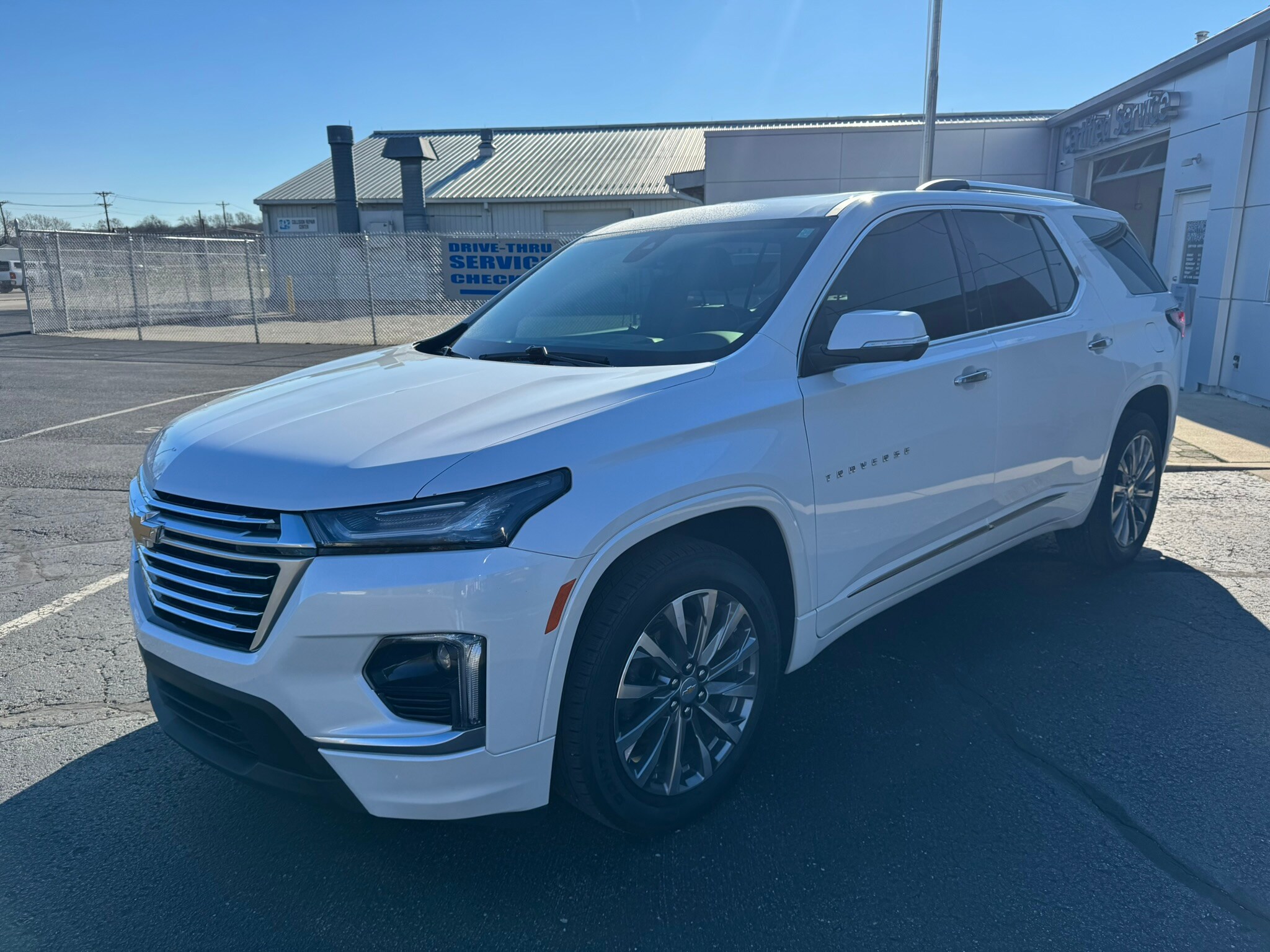 2023 Chevrolet Traverse Premier photo 2