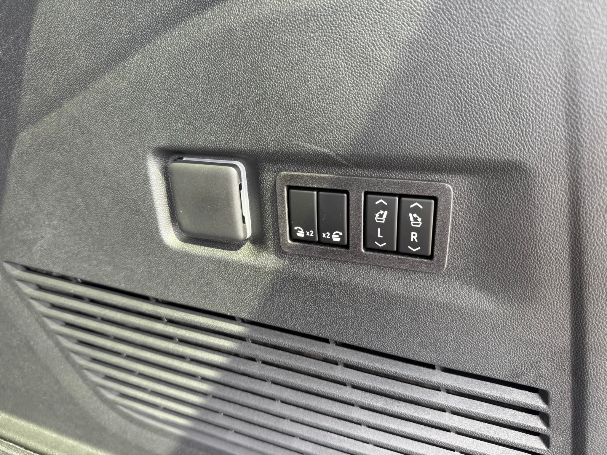 2026 Chevrolet Suburban LT - Photo 27
