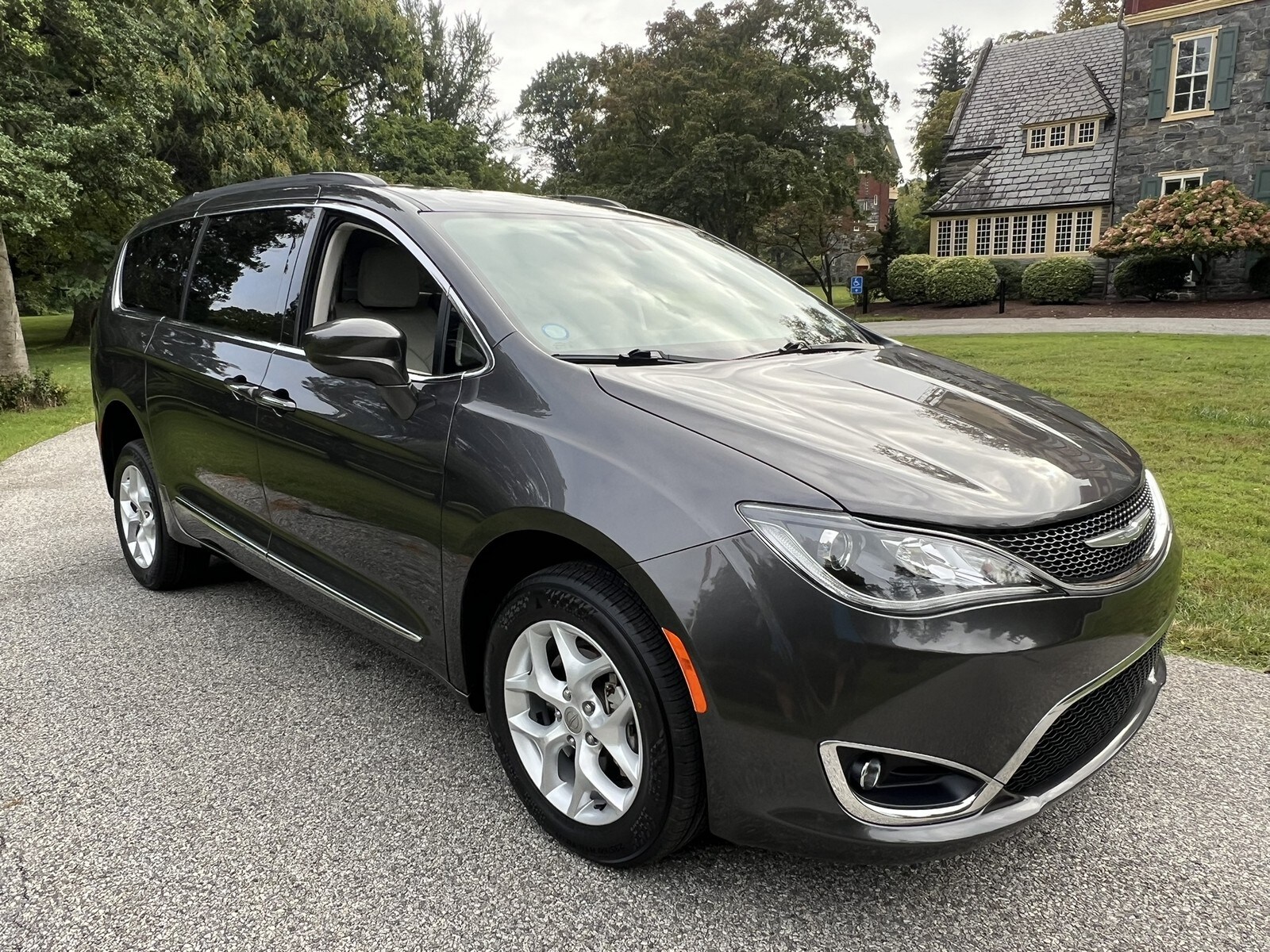 2017 Chrysler Pacifica Touring L photo 2