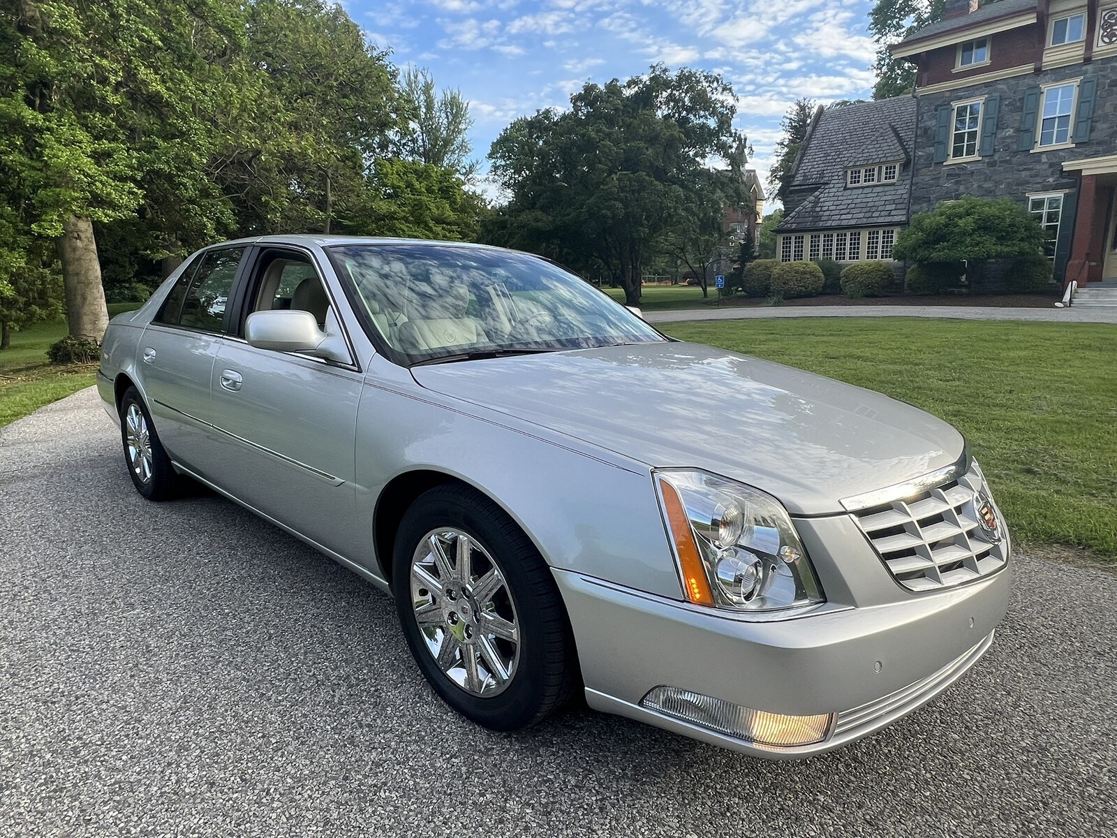 2011 Cadillac DTS Premium photo 2