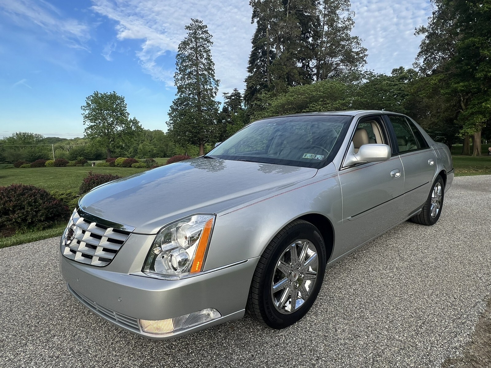 2011 Cadillac DTS Premium photo 4