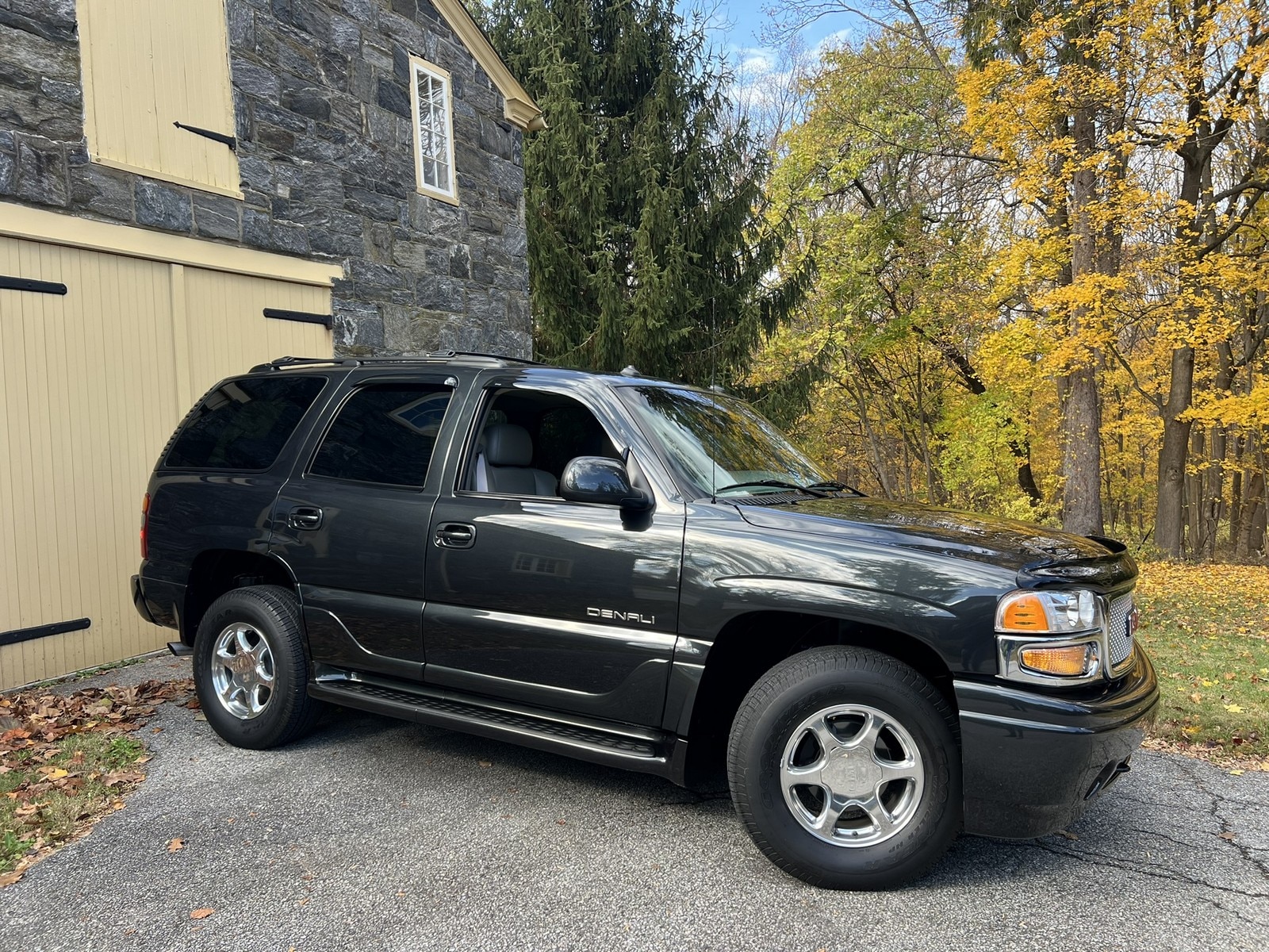 2003 GMC Yukon Denali's photo