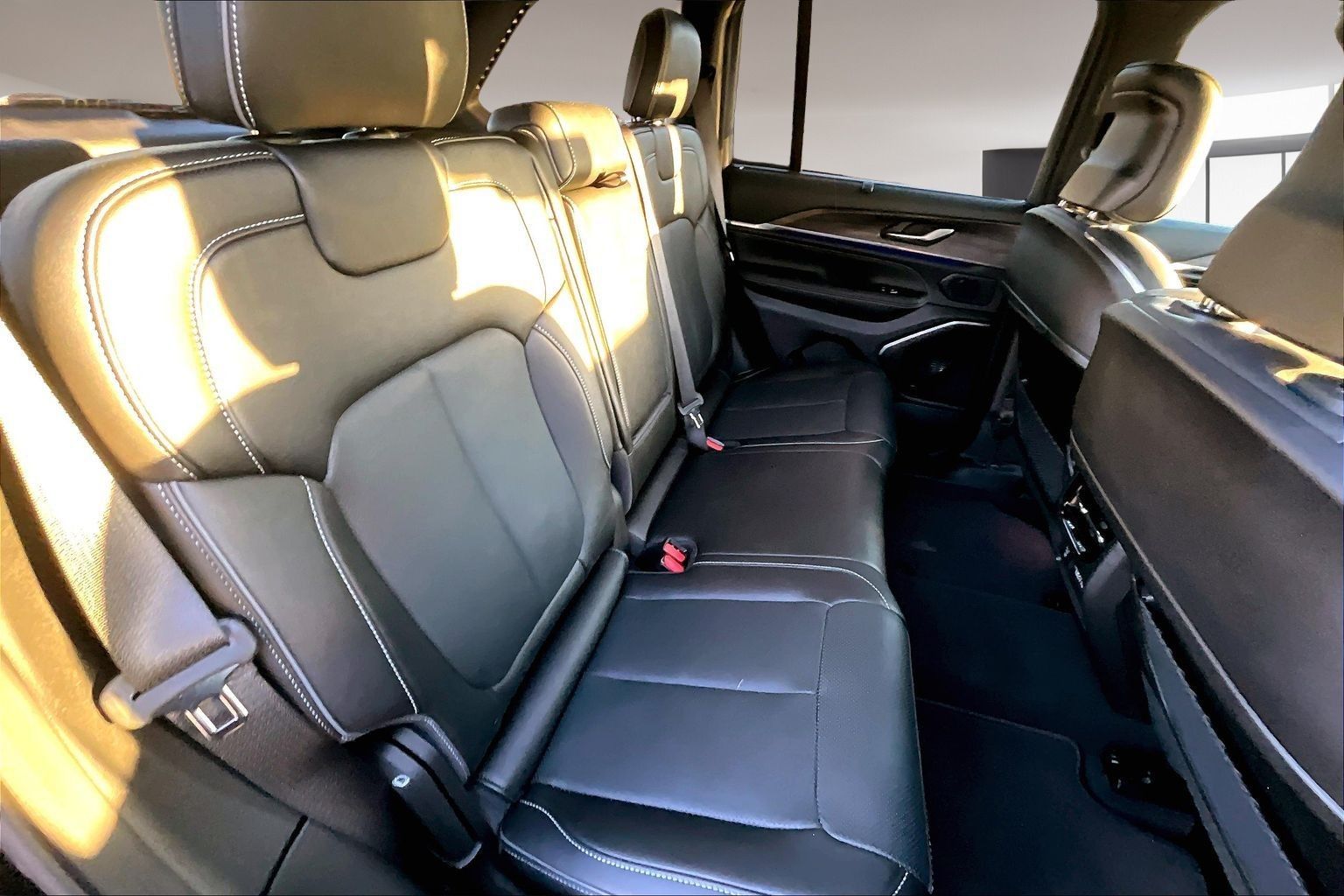 2025 Jeep Grand Cherokee Overland - Photo 11