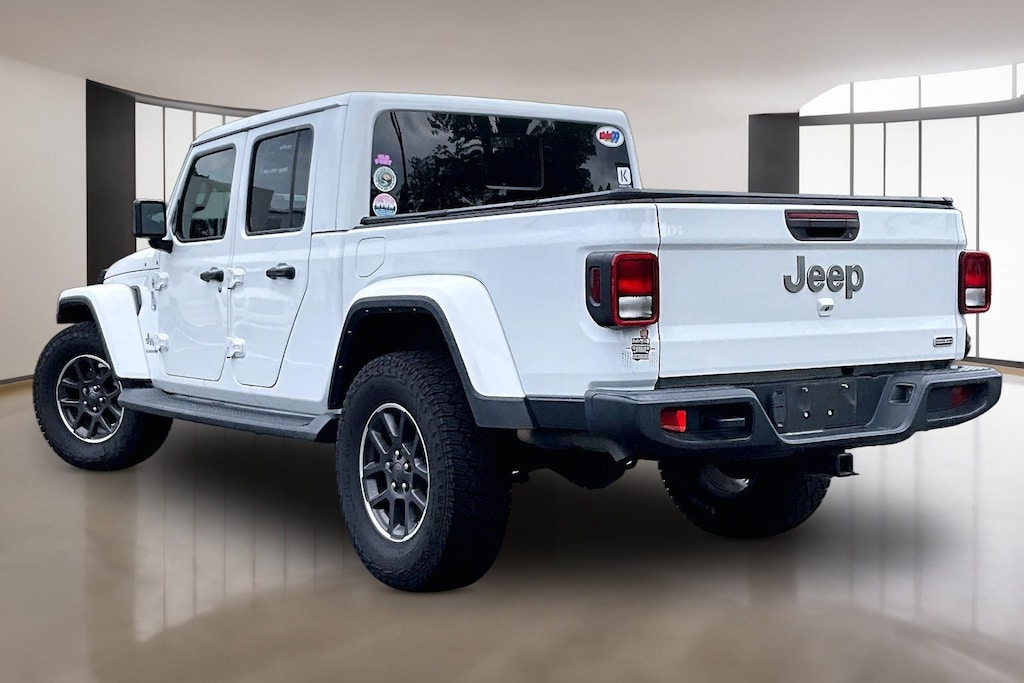 Used 2022 Jeep Gladiator Overland Truck