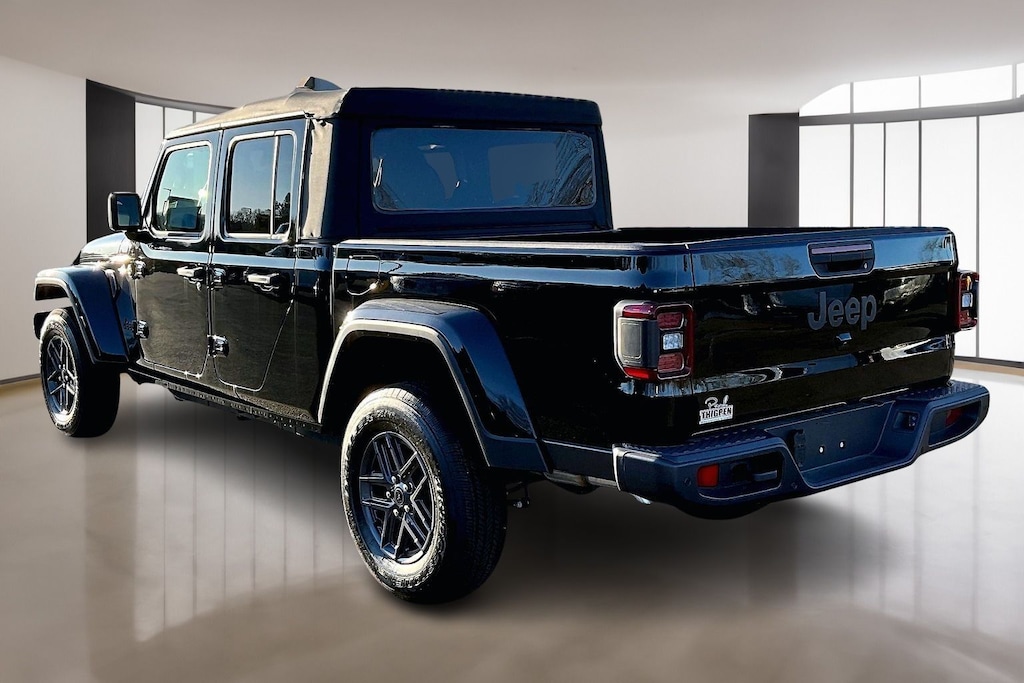 New 2025 Jeep Gladiator Sport Pickup