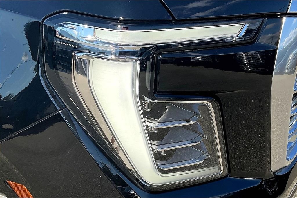 2025 GMC Yukon Denali - Photo 15