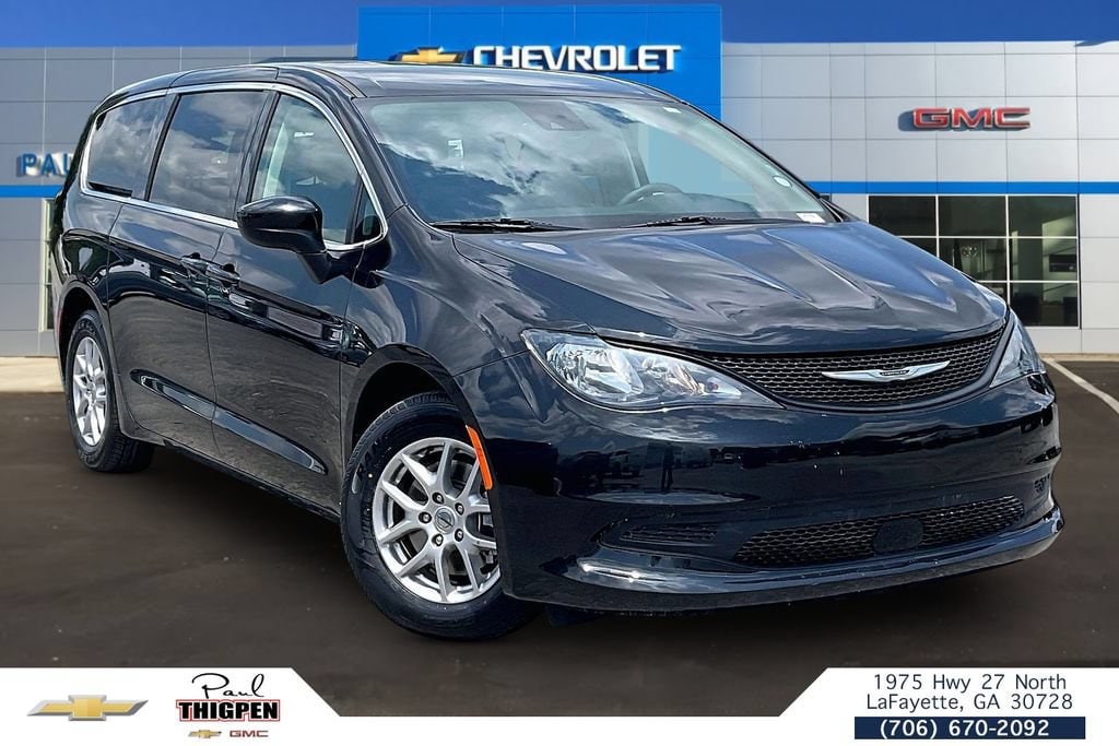 2023 Chrysler Voyager LX's photo