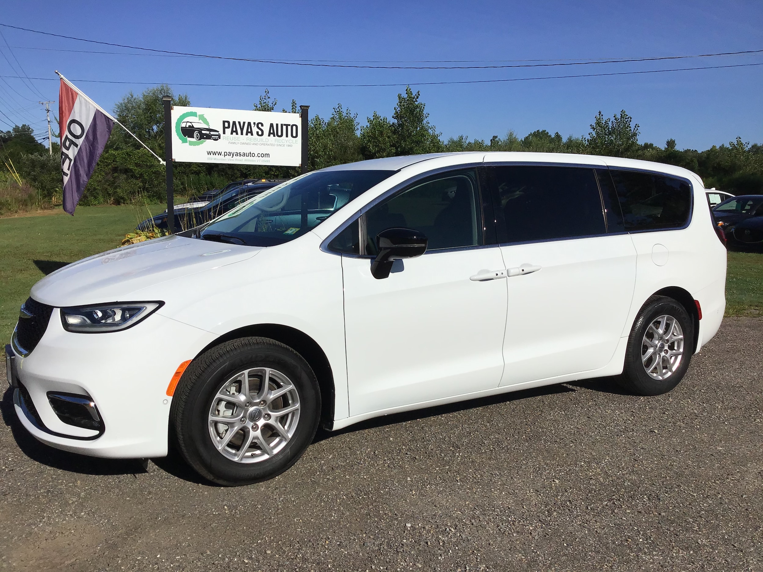 2024 Chrysler Pacifica Touring L's photo