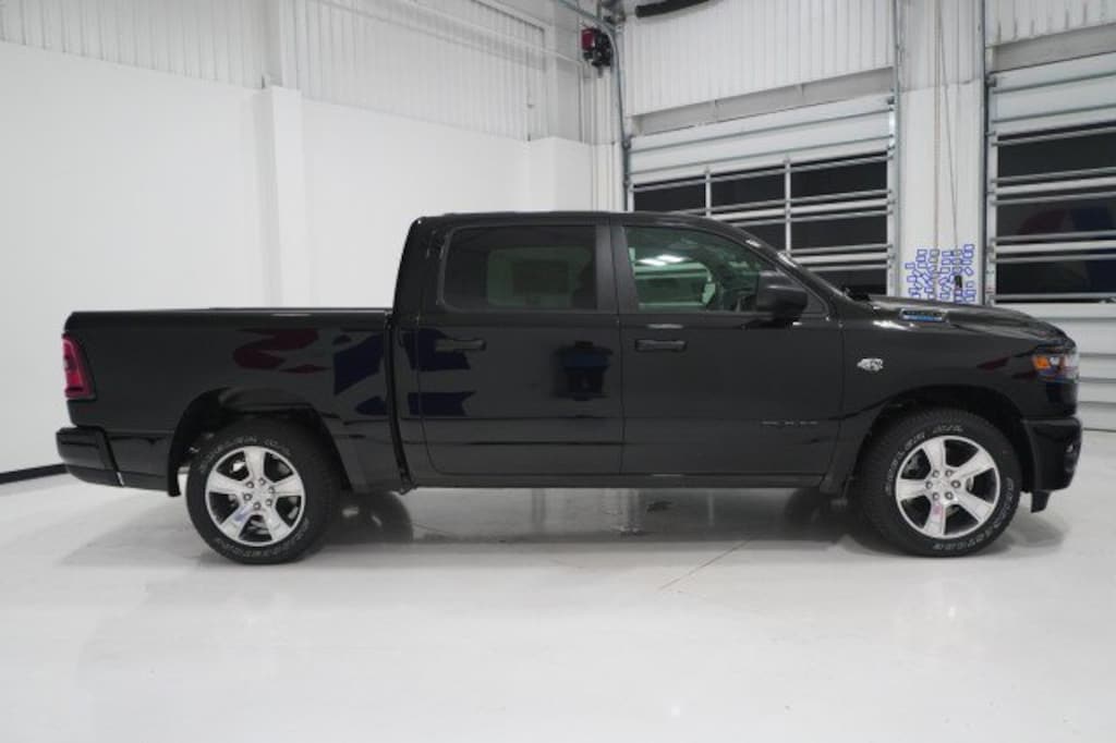 New 2026 Ram 1500 EXPRESS CREW CAB 4X2 5'7 BOX Pickup