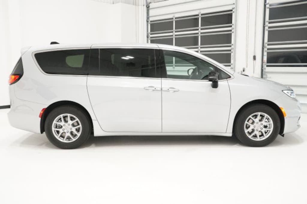 New 2026 Chrysler Pacifica SELECT Passenger Van