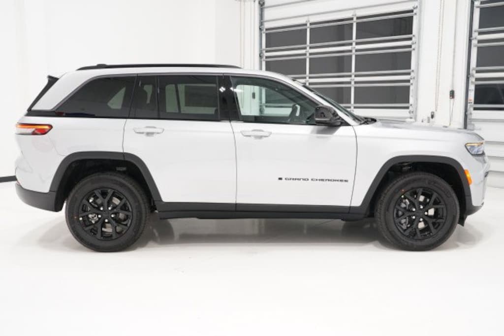 New 2026 Jeep Grand Cherokee LAREDO ALTITUDE 4X2 Sport Utility