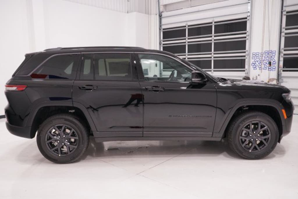 New 2027 Jeep Grand Cherokee Laredo Altitude Sport Utility