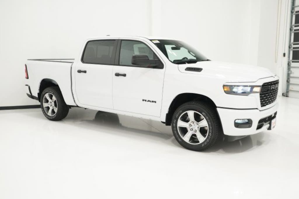 New 2026 Ram 1500 EXPRESS CREW CAB 4X2 5'7 BOX Pickup