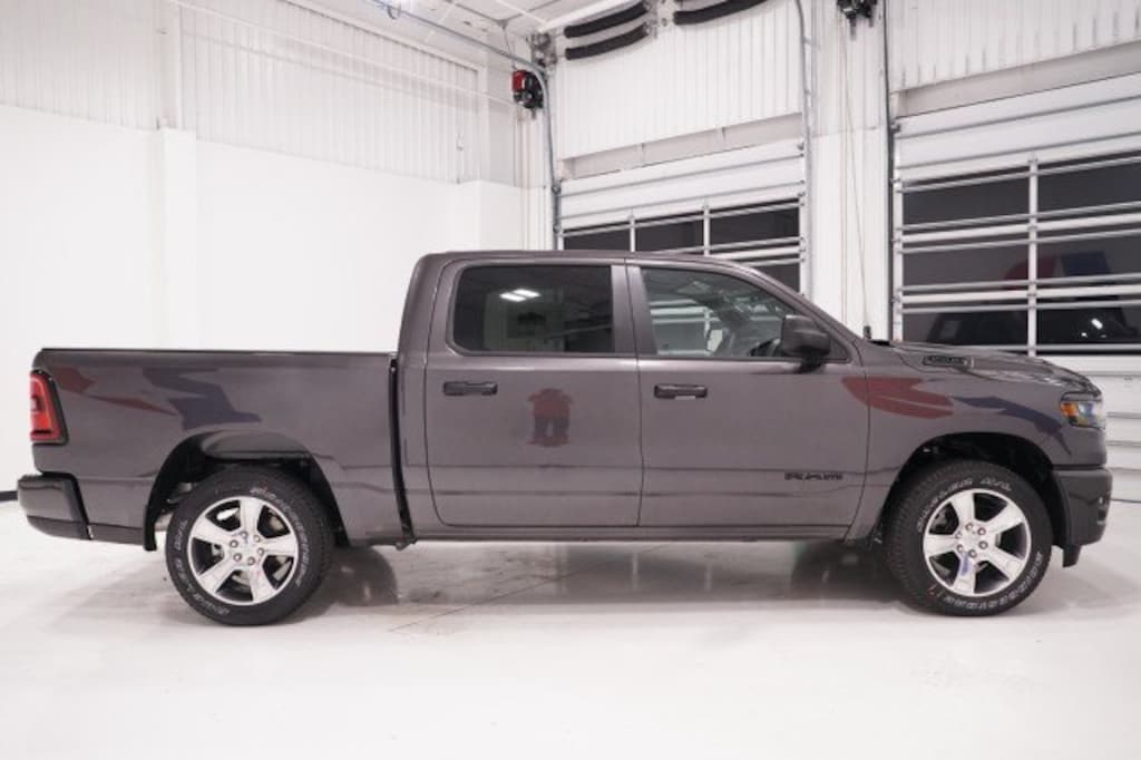New 2026 Ram 1500 EXPRESS CREW CAB 4X4 5'7 BOX Pickup