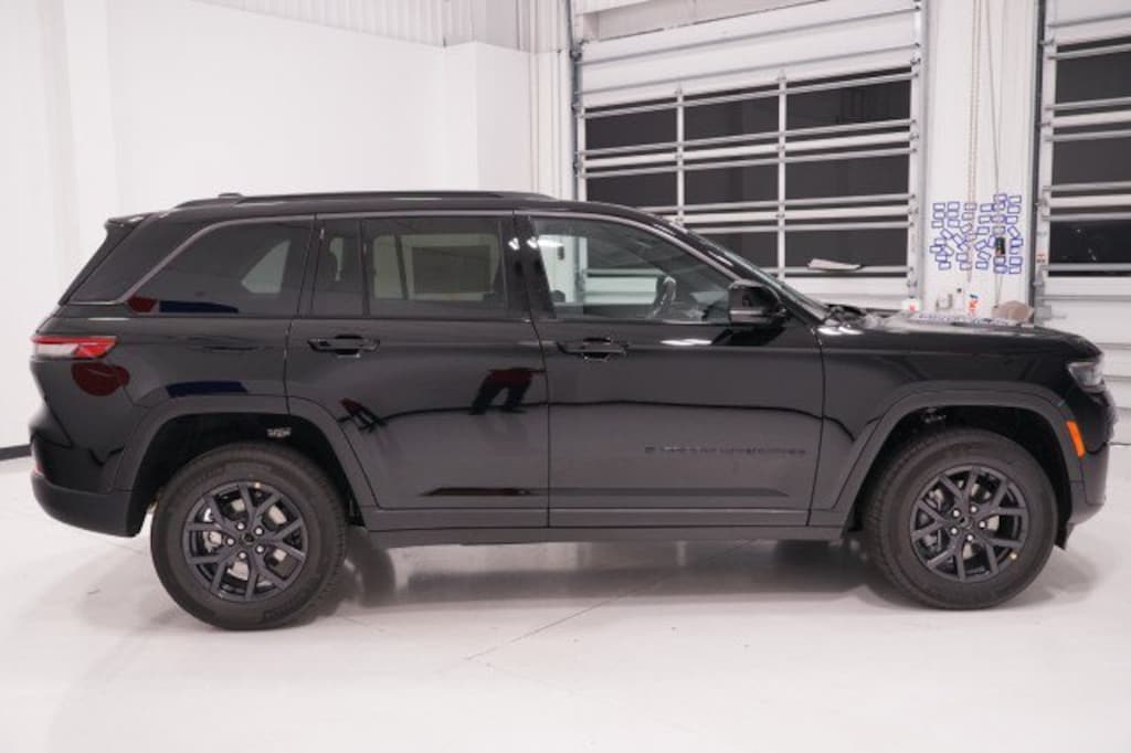 New 2027 Jeep Grand Cherokee Laredo Altitude Sport Utility