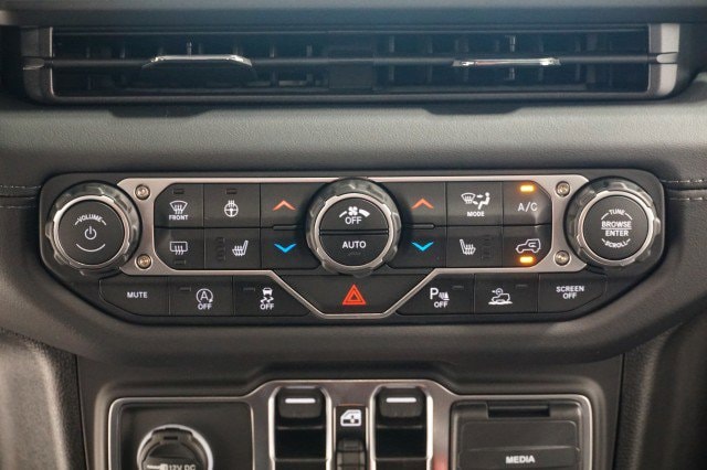 2025 Jeep Wrangler 4-Door Sahara - Photo 36