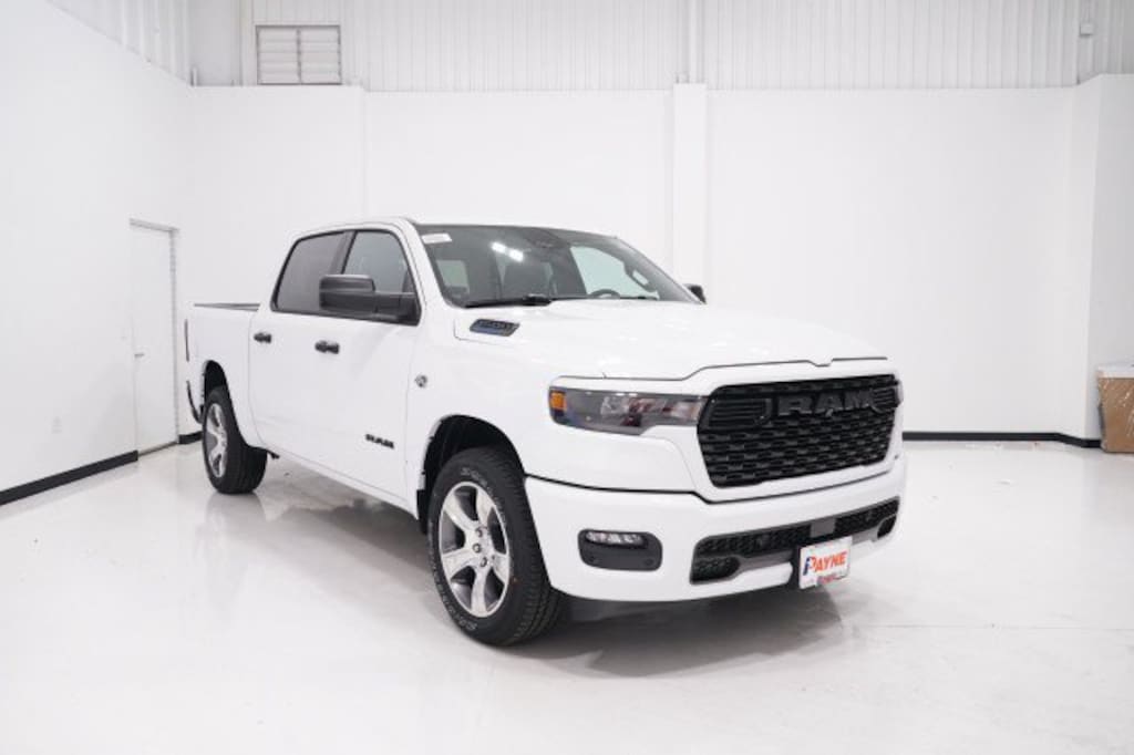 New 2026 Ram 1500 EXPRESS CREW CAB 4X2 5'7 BOX Pickup