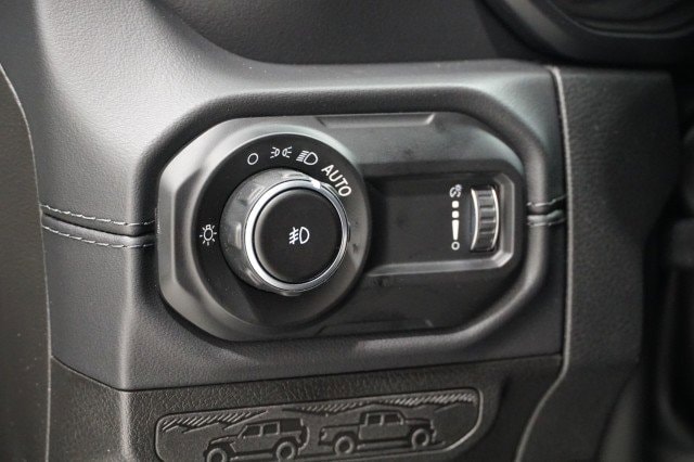 2025 Jeep Wrangler 4-Door Sahara - Photo 31