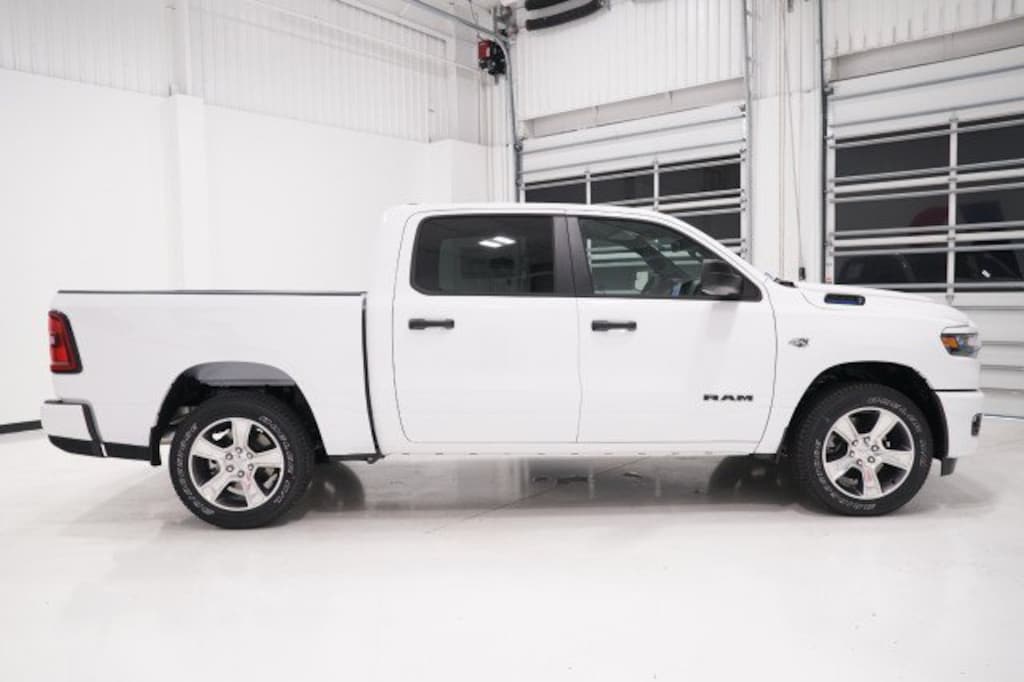 New 2026 Ram 1500 EXPRESS CREW CAB 4X2 5'7 BOX Pickup