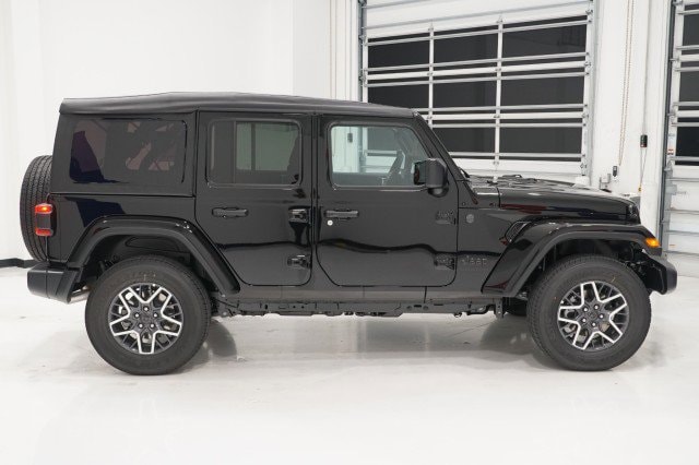 2025 Jeep Wrangler 4-Door Sahara - Photo 4