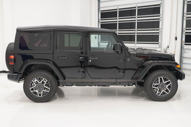 2025 Jeep Wrangler Sahara photo 4