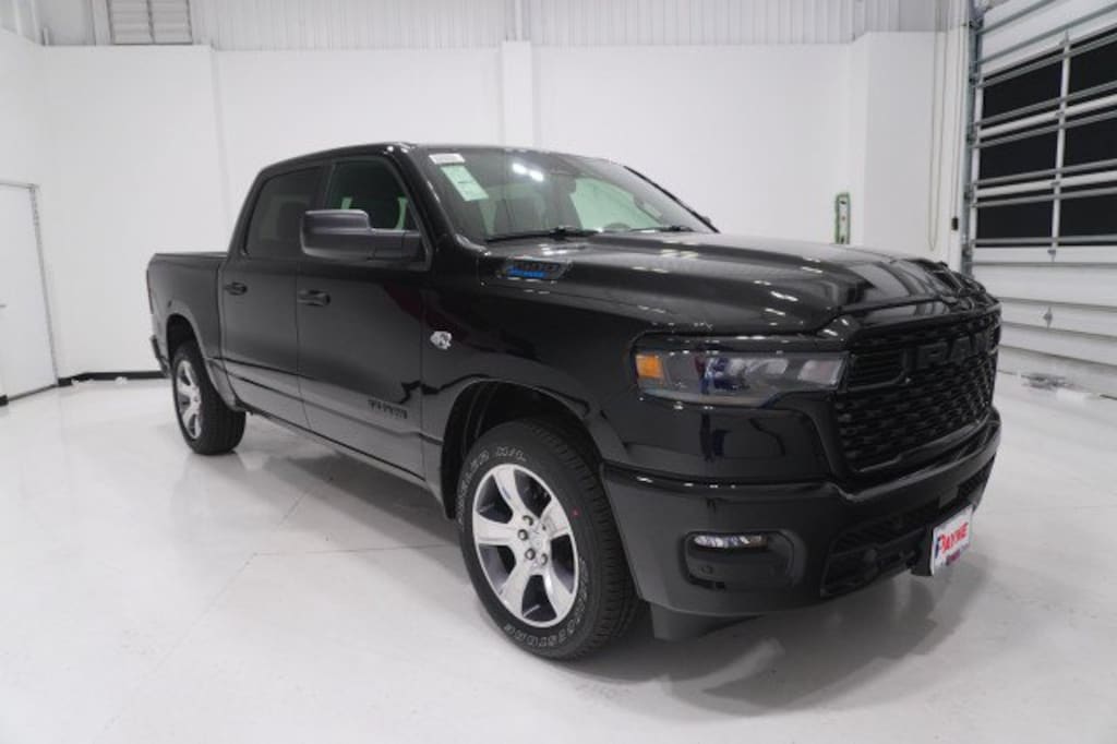 New 2026 Ram 1500 EXPRESS CREW CAB 4X2 5'7 BOX Pickup