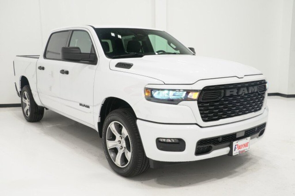 New 2026 Ram 1500 EXPRESS CREW CAB 4X2 5'7 BOX Pickup