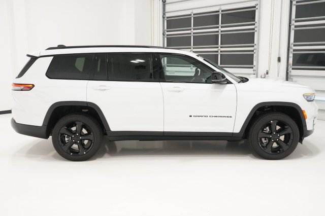 2025 Jeep Grand Cherokee Limited photo 3