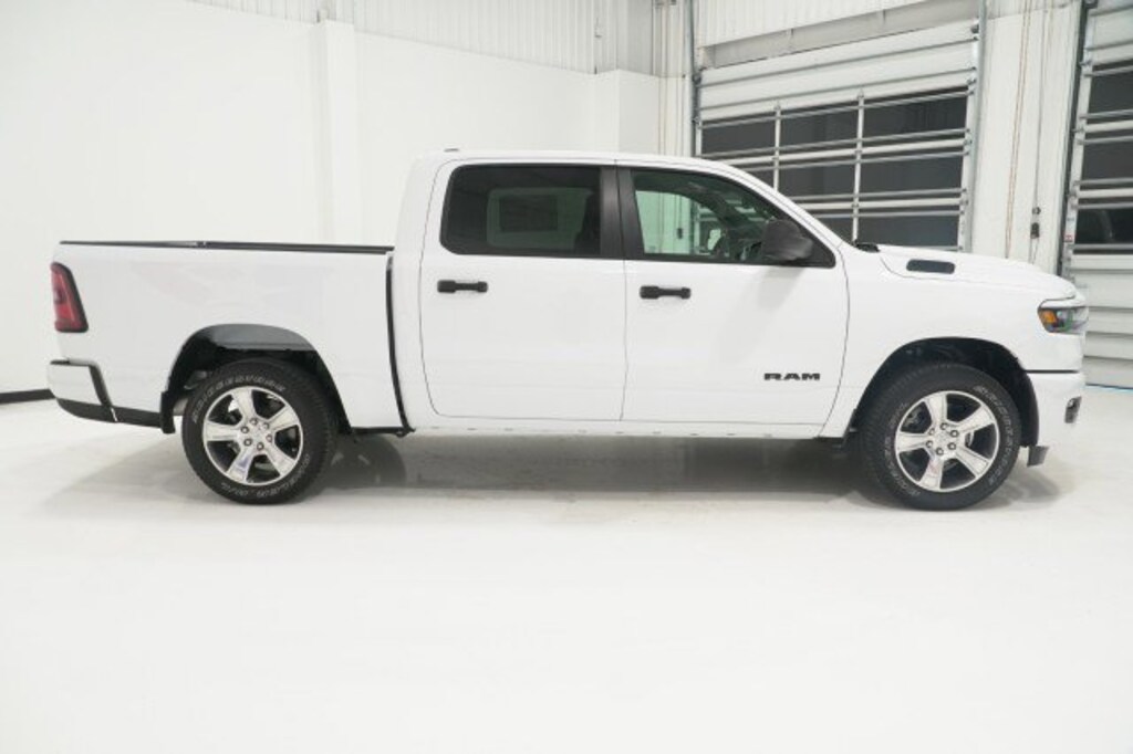 New 2026 Ram 1500 EXPRESS CREW CAB 4X2 5'7 BOX Pickup