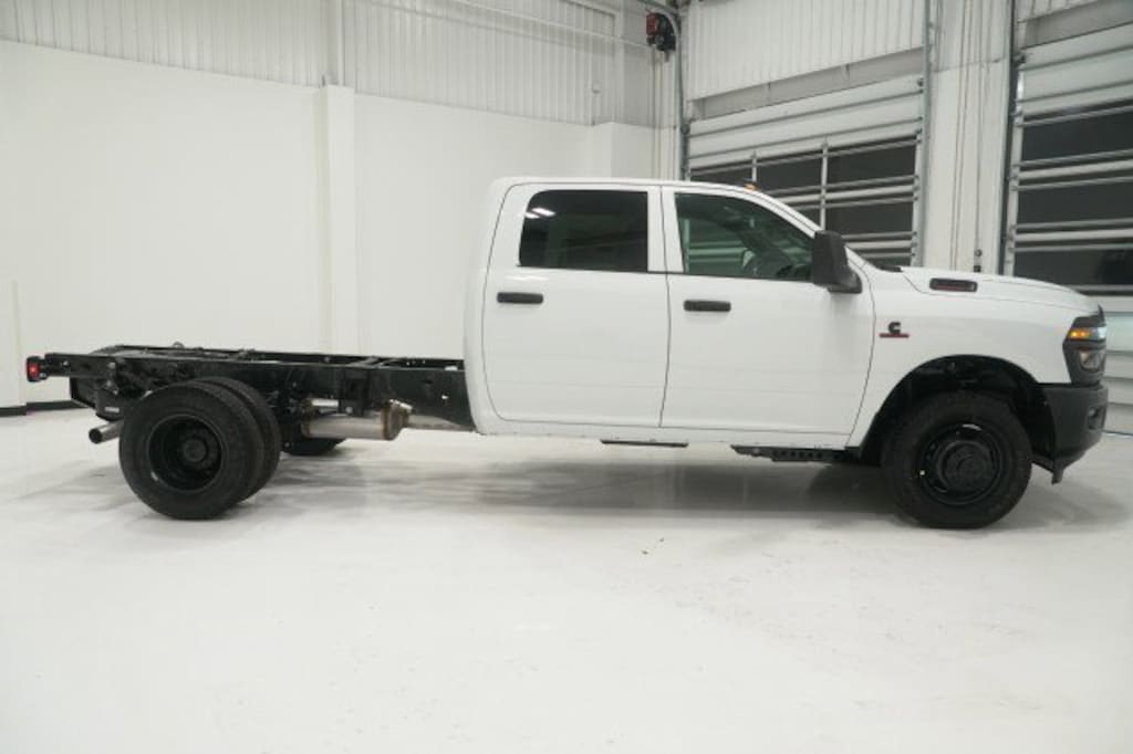 New 2026 Ram 3500 Chassis Cab TRADESMAN CREW 4X4 60' CA Pickup
