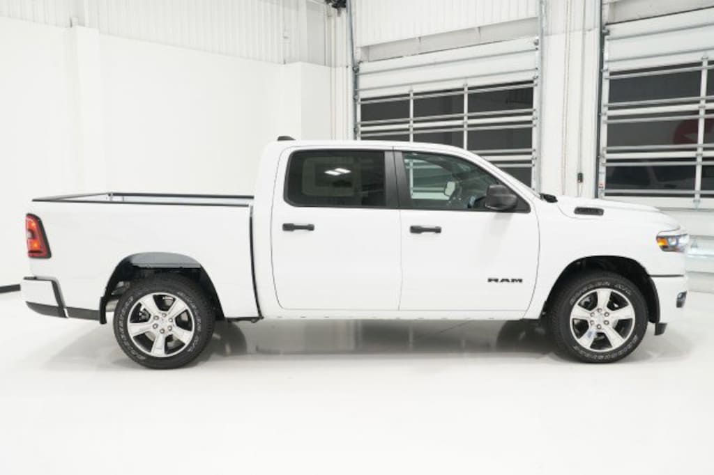 New 2026 Ram 1500 EXPRESS CREW CAB 4X2 5'7 BOX Pickup