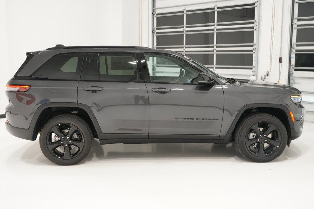 2025 Jeep Grand Cherokee Limited photo 4