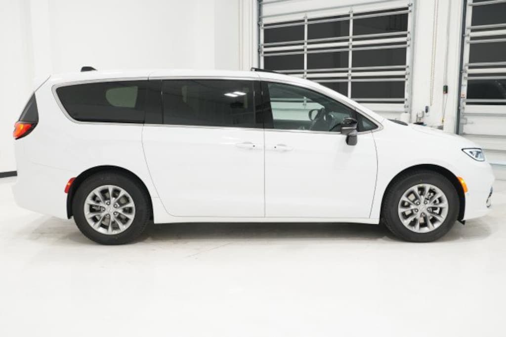 New 2026 Chrysler Pacifica LIMITED Passenger Van