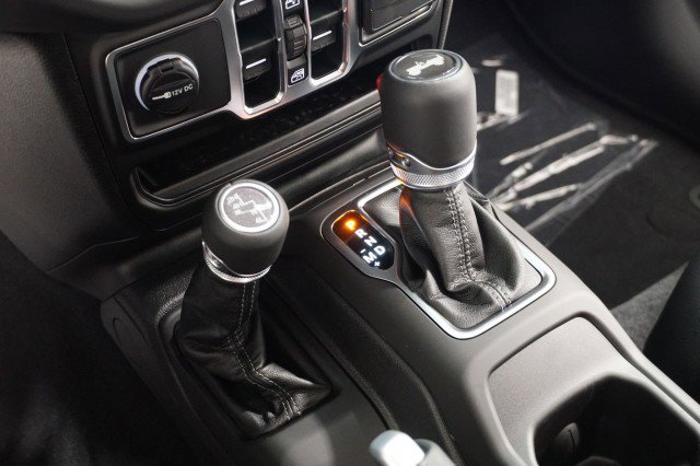 2025 Jeep Wrangler 4-Door Sahara - Photo 38