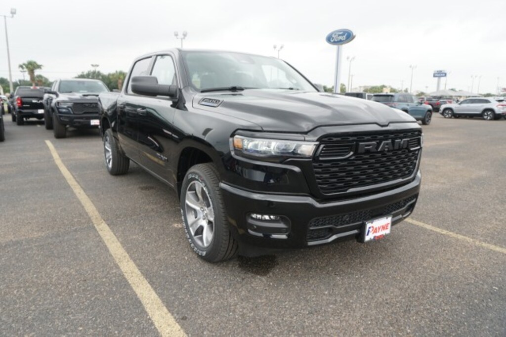 New 2026 Ram 1500 EXPRESS CREW CAB 4X2 5'7 BOX Pickup