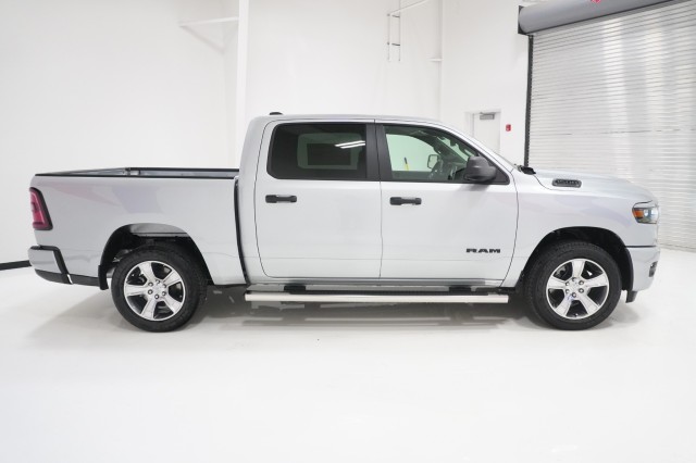 New 2027 Ram 1500 EXPRESS CREW CAB 4X2 5'7 BOX Pickup