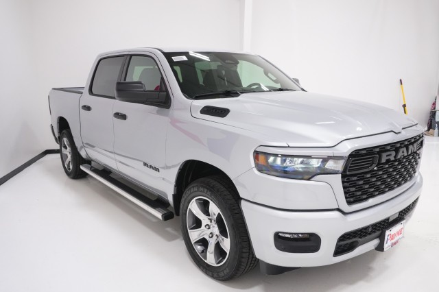 New 2027 Ram 1500 EXPRESS CREW CAB 4X2 5'7 BOX Pickup