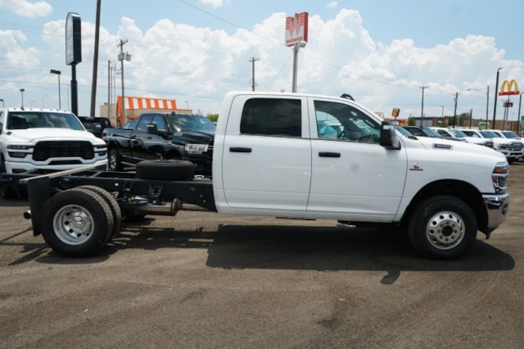 New 2025 Ram 3500 Chassis Cab 3500 TRADESMAN CREW CAB CHASSIS 4X4 60' CA Pickup