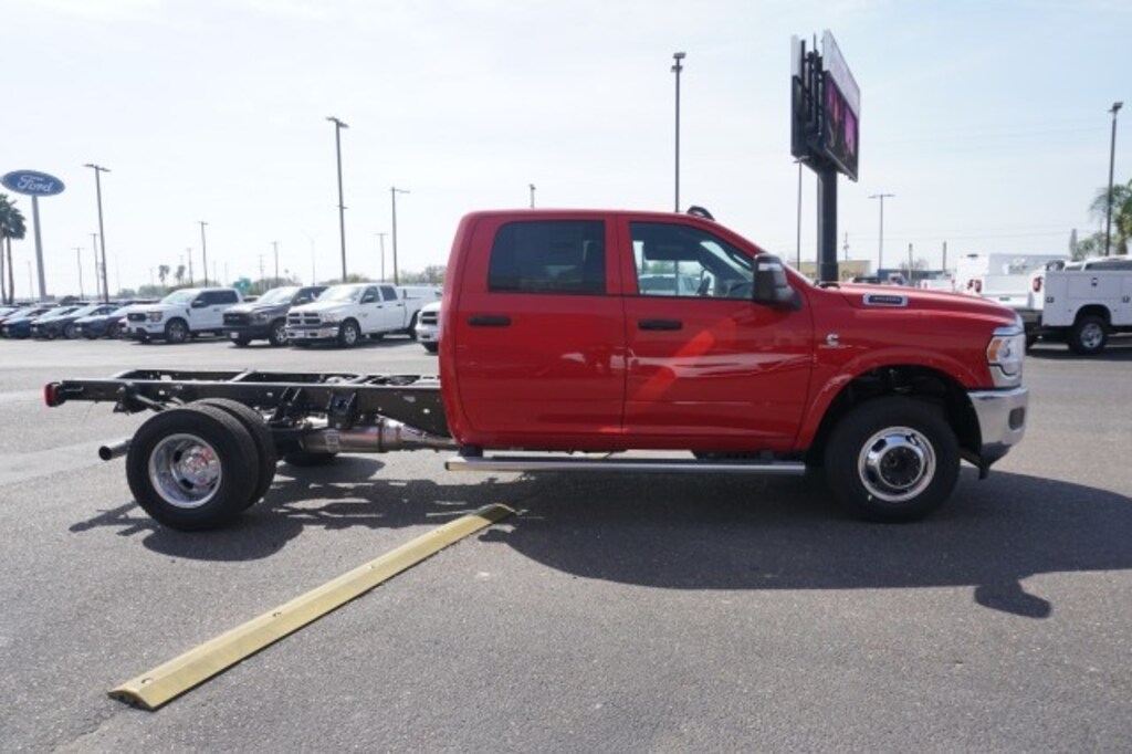New 2024 Ram 3500 Chassis Cab 3500 TRADESMAN CREW CAB CHASSIS 4X2 60' CA Pickup